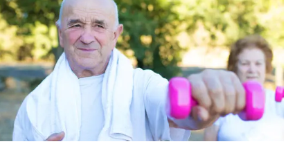 아령운동하는노인