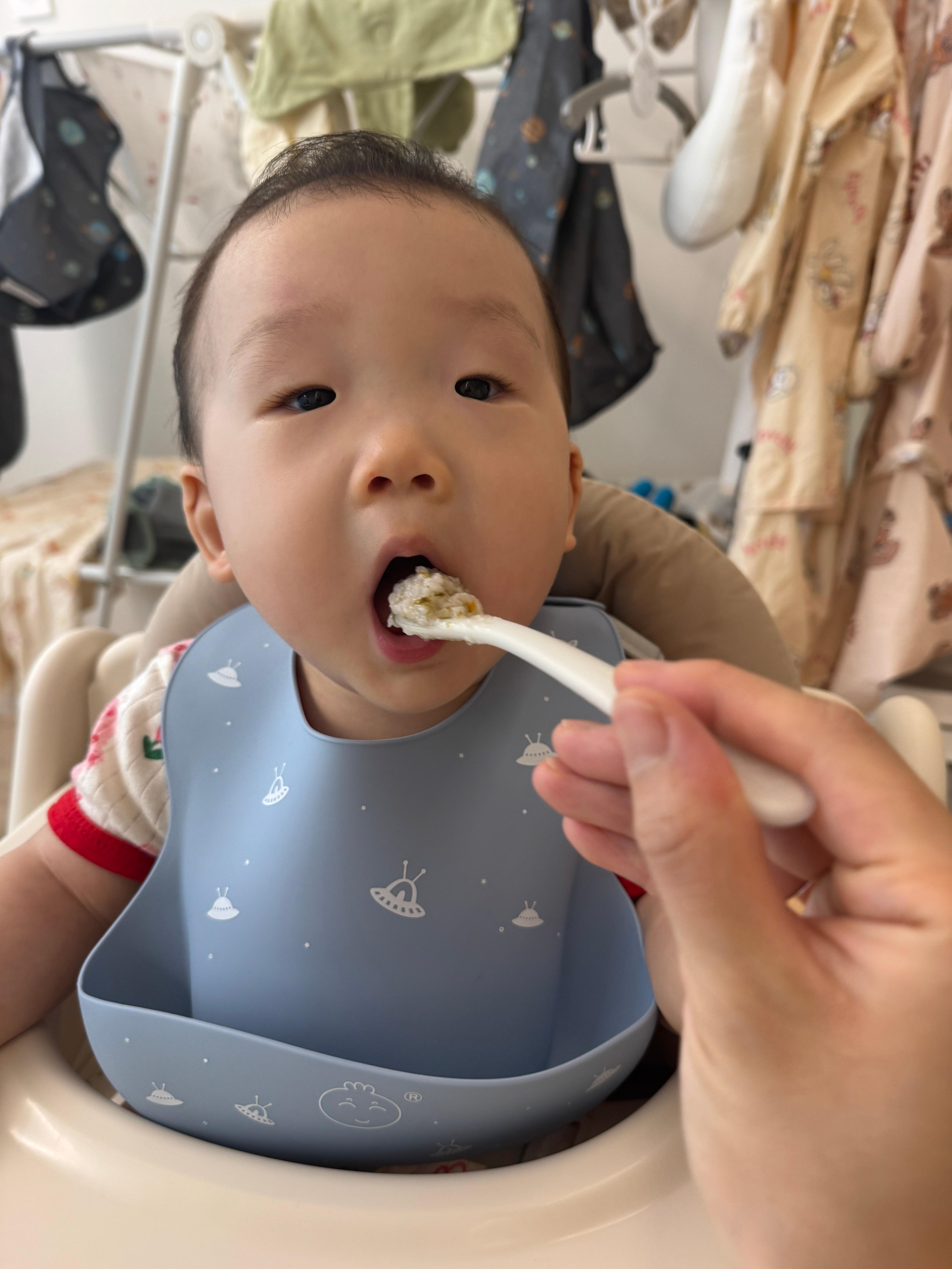 김당근양파죽을 먹고 있는 아기