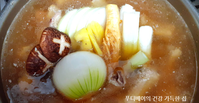 인삼, 무, 양파, 대파, 표고버섯, 생강에-물을-넉넉히-넣고 2차-끓이기