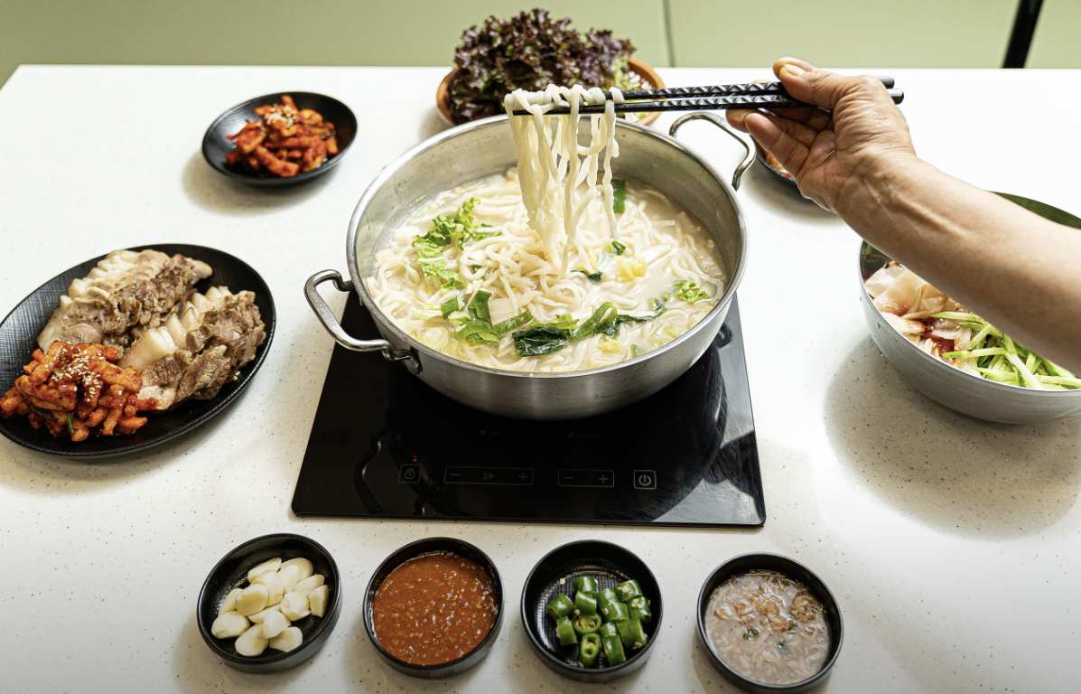 경기 부천(부천시청역) 한우 사골칼국수+국내산 보쌈 무한리필 맛집 | 2TV 생생정보 방송 나온 국보1호점