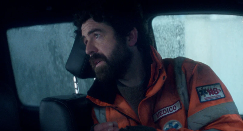 어느 자동차 내부를 배경으로 주황색 슈트 작업복을 입고 수염이 길게 난 하트 오브 스톤의 맥스 베일리