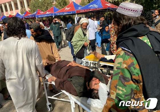 5일(현지시간) 아프가니스탄 서부 헤라트에서 발생한 규모 6.3의 지진으로 병원에 부상자들이 실려온 모습. 23.10.15 © AFP=뉴스1