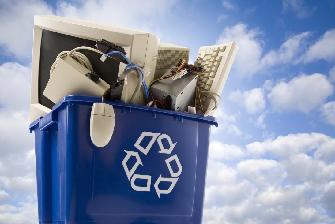 재활용 상자 안에 컴퓨터와 각종 가전제품들이 들어있는 모습