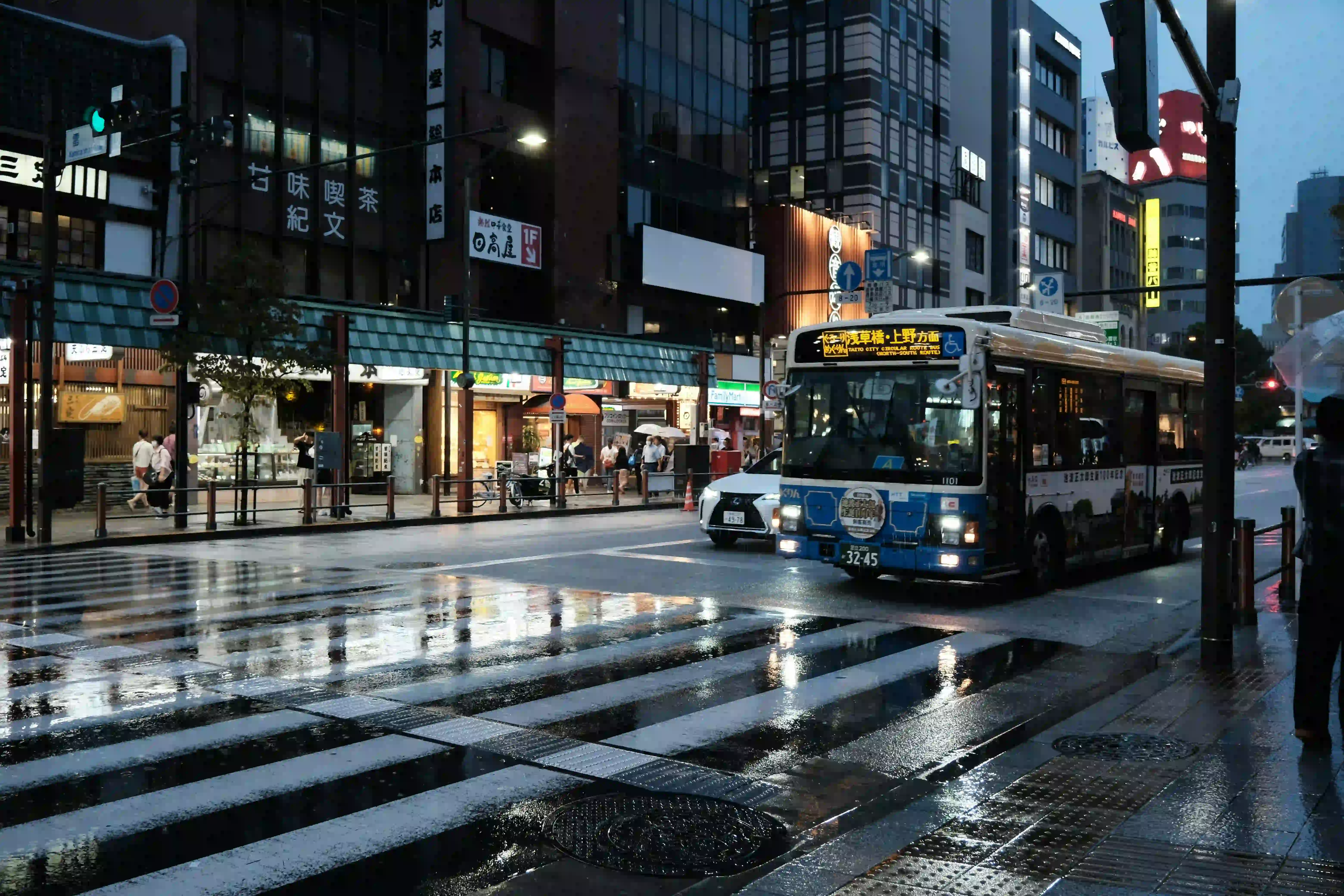 우에노역에서 아사쿠사 사원까지 버스로 이동!