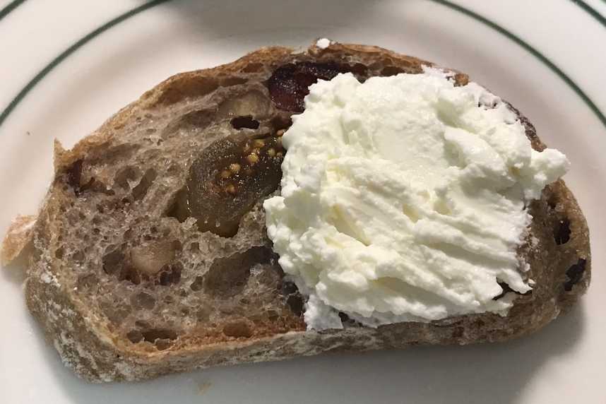 무화과빵에 크림치즈 바른 것