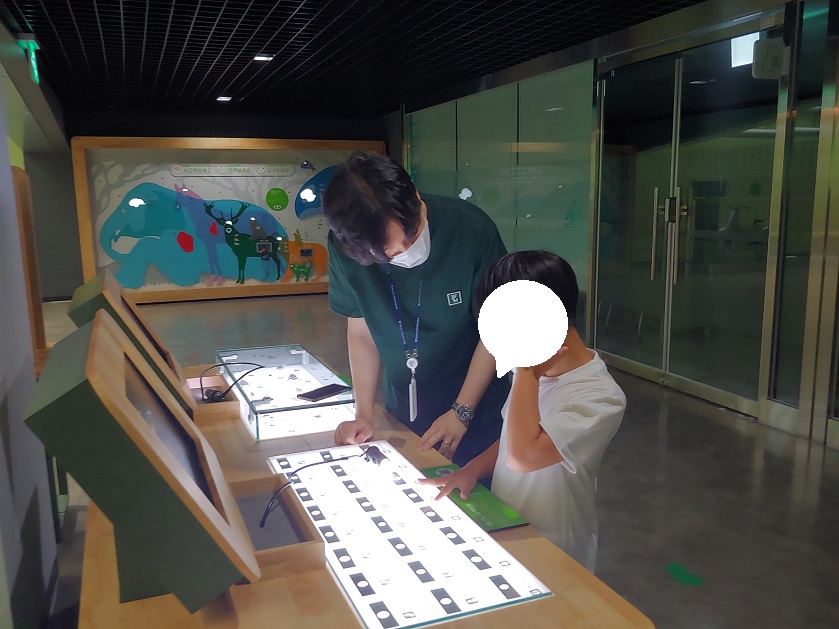 모니터-앞에서-설명하는-남자와-설명듣는-어린이