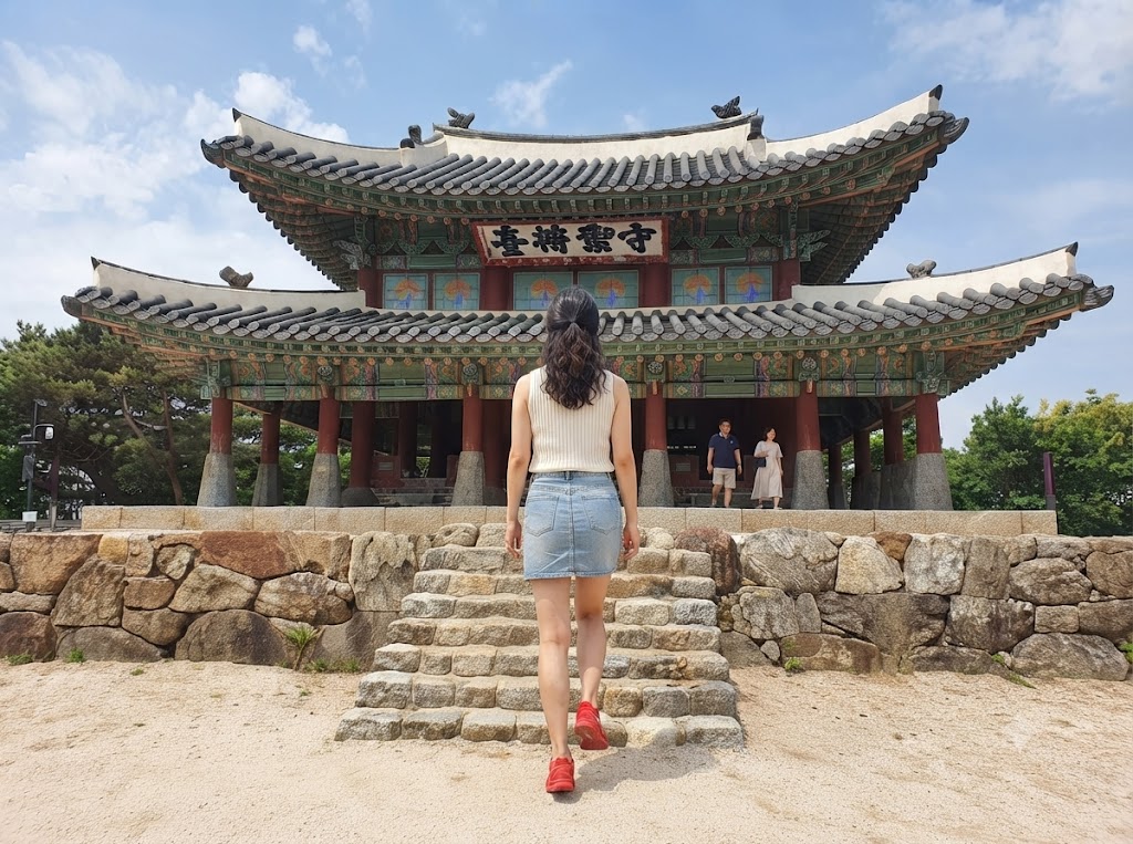 남한산성 수어장대를 둘러보는 여성