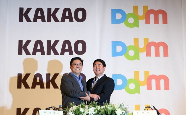 2013년 5월 합병 공동기자회견에 참석한 최세훈 전 다음커뮤케이션 대표(왼쪽)와 이석우 전 카카오 대표