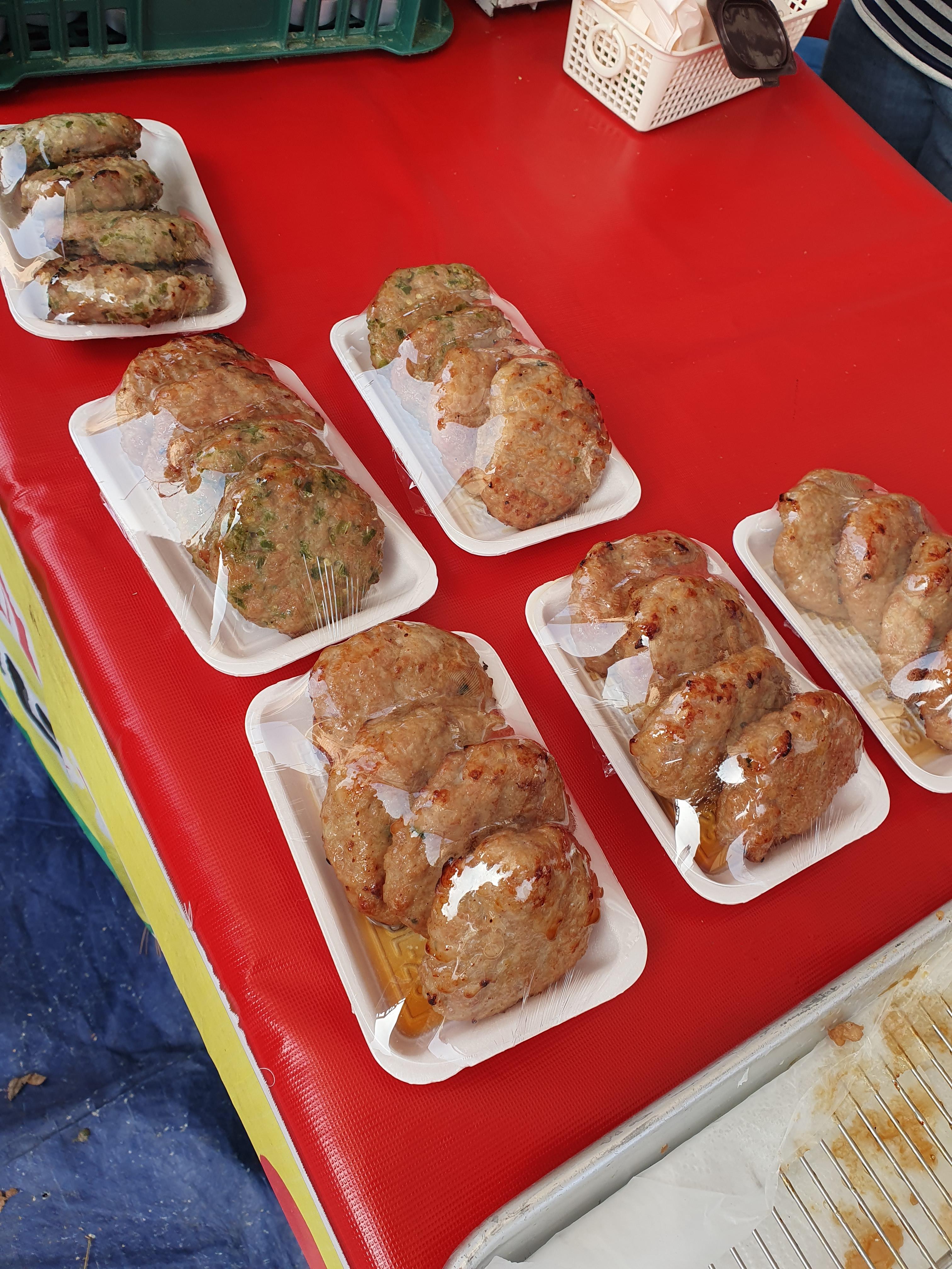 초록색이 박혀 있는것은 매콤한 떡갈비, 안박힌것은 그냥 떡갈비