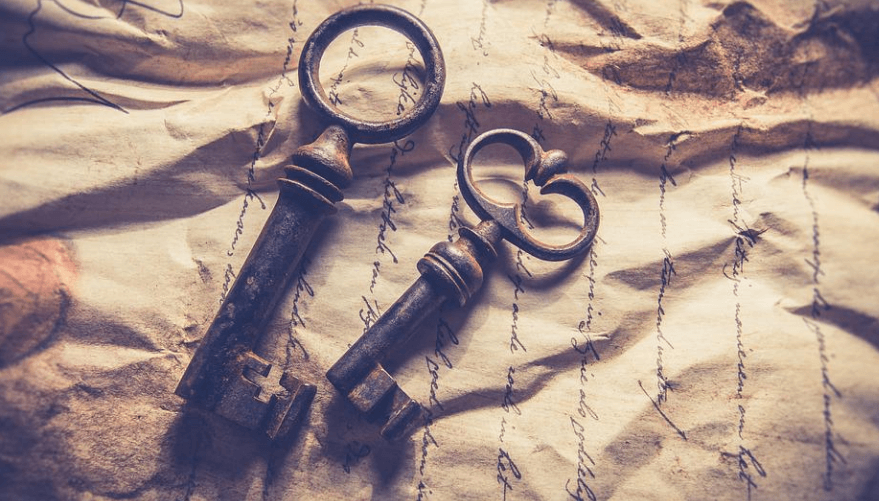 정말 오래되어 보이는 녹슨 열쇠 두개가 편지와 놓여 있다