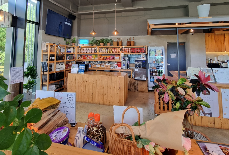 청도 캠프닉 카페 '헬로 선샤인' 실내 전경