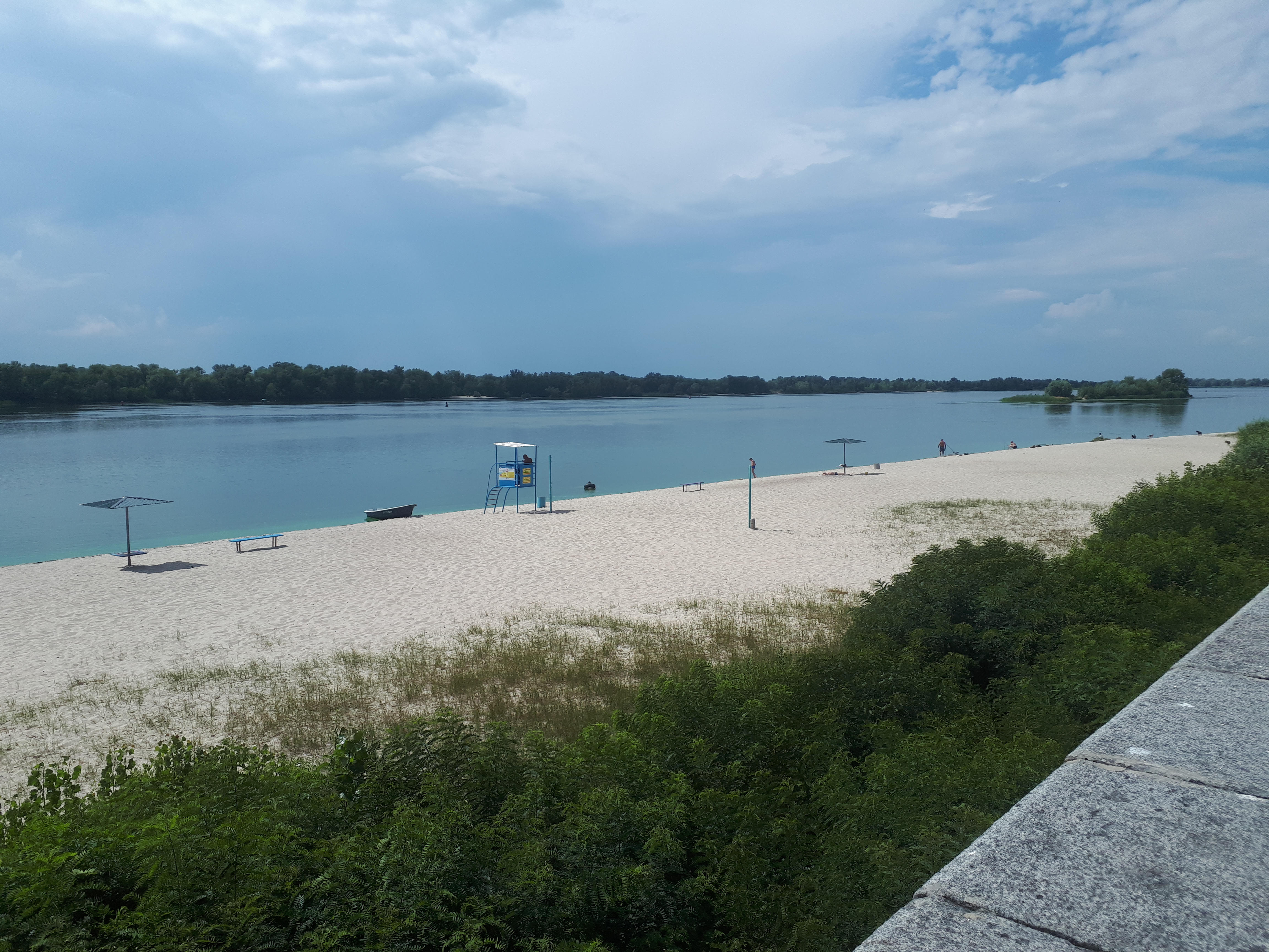 우크라이나 크레멘추크 드니프로 강변의 태닝존