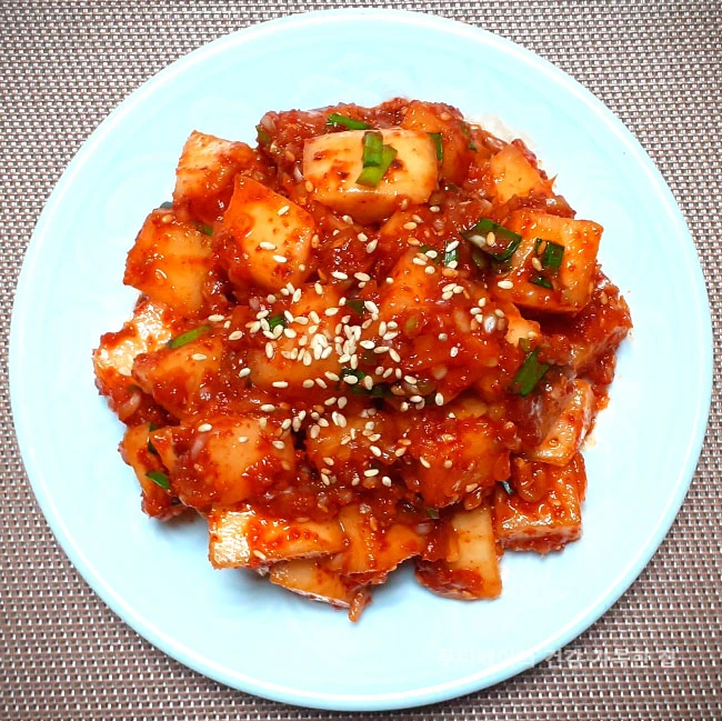 아삭함과-유익균-모두-살리는-면역-강화-깍두기를-완성후-접시에-담은-모습