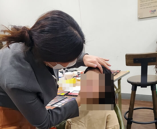 분장중인 아이모습