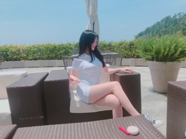 (베리굿) 조현 하얀색 옷을 입고 야외 커피숍에서 즐거운 사진