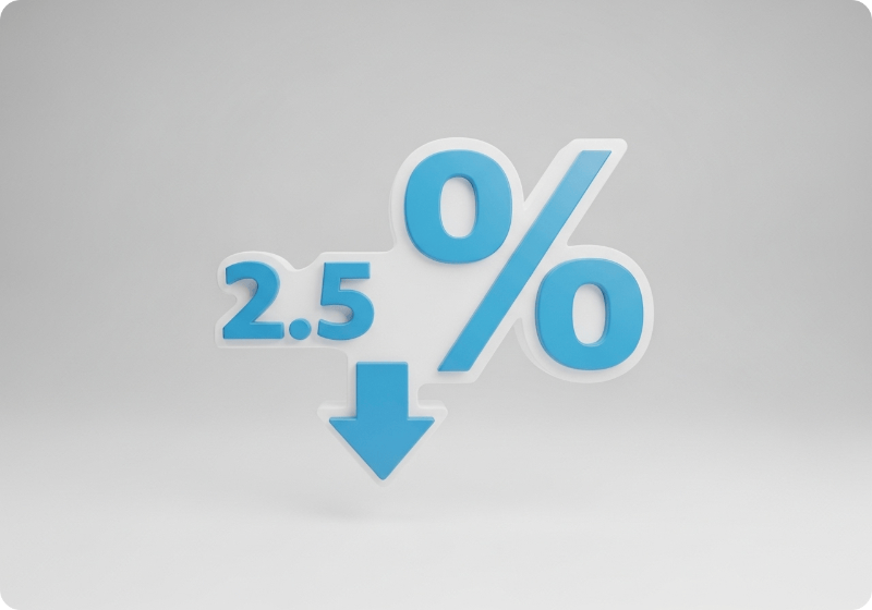 2.5% 저금리를 나타내는 퍼센트 기호와 하향 화살표