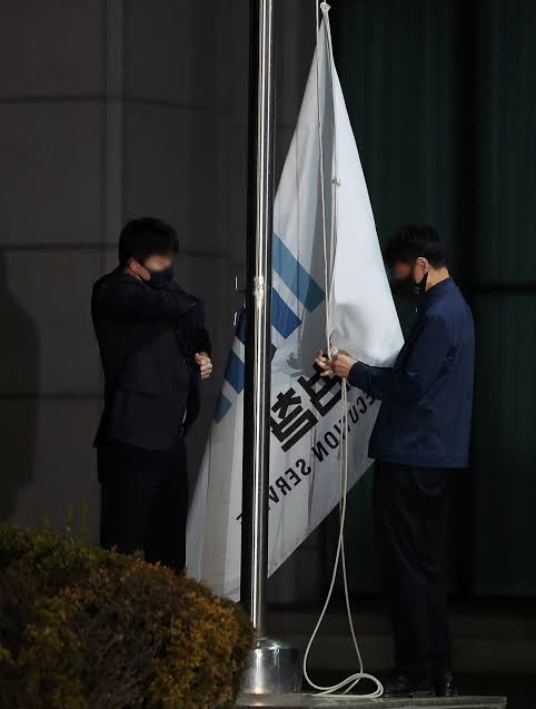 내려가는 검찰 깃발