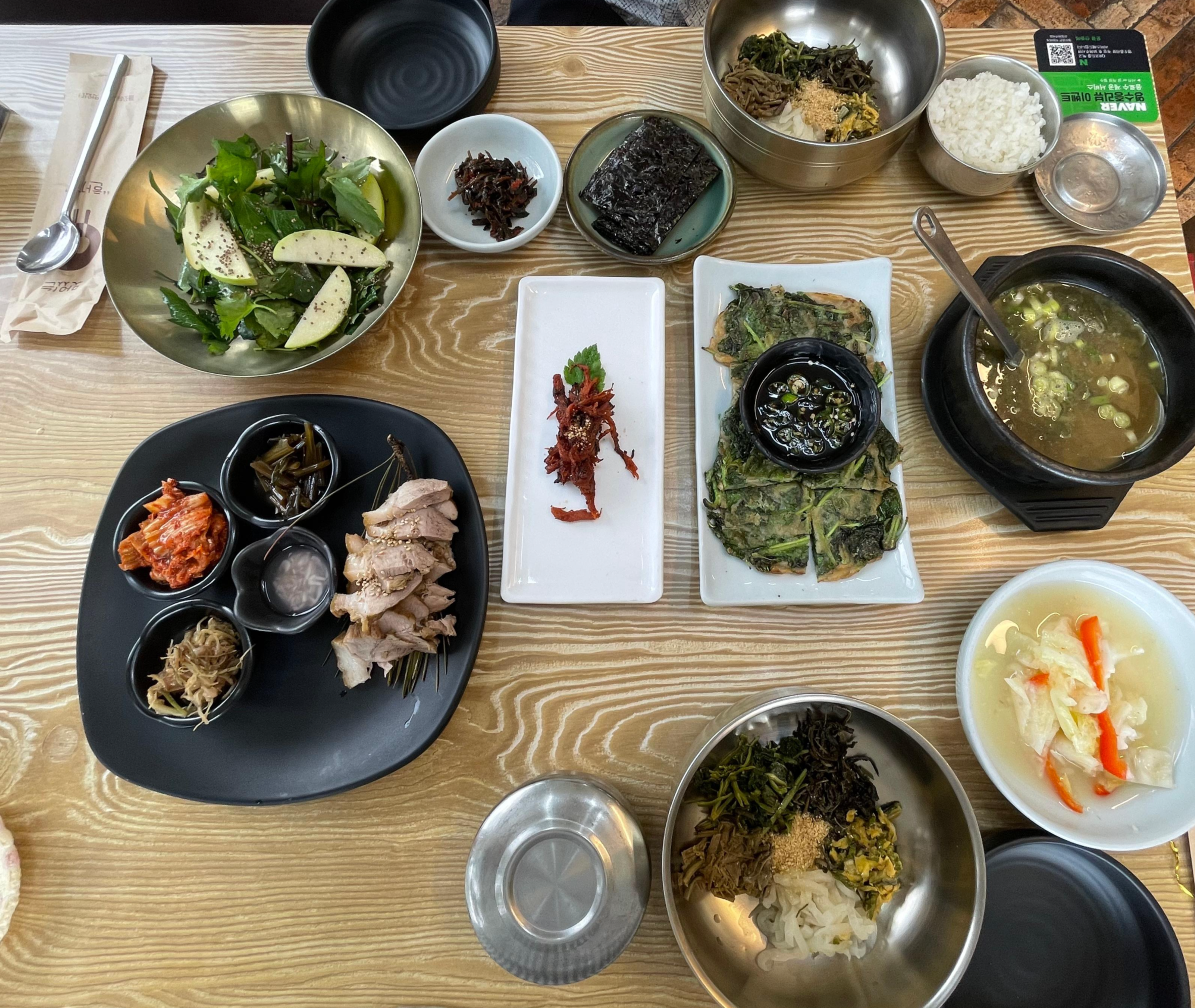 산채비빔밥 + 약돌돼지 + 반찬들이 함께 보이는 전체 한
상 차림