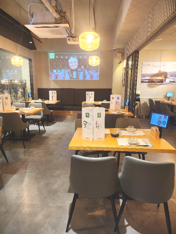 느린마을양조장 테이블과 매장내부