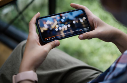 스마트폰이나 컴퓨터를 너무 많이 사용한다.