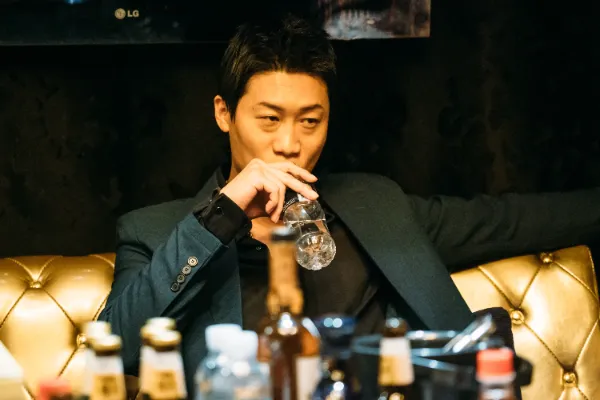 야누스라는 주점을 운영하는 깡패 곽병두(진선규)