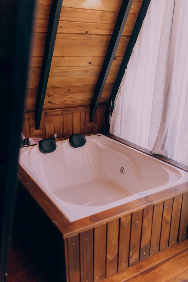 고풍스러운 인테리어의 정석, 마호가니 가구가 사랑받는 이유