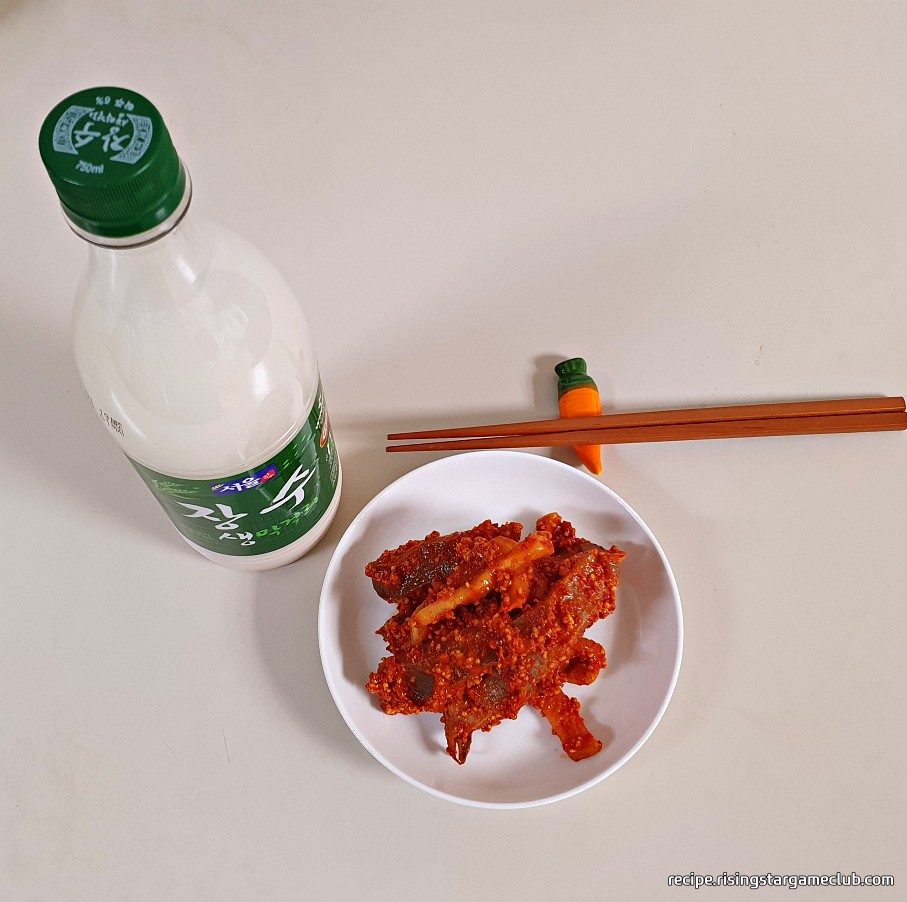 막걸리와 함께 가자미식해를 맛보는 사진