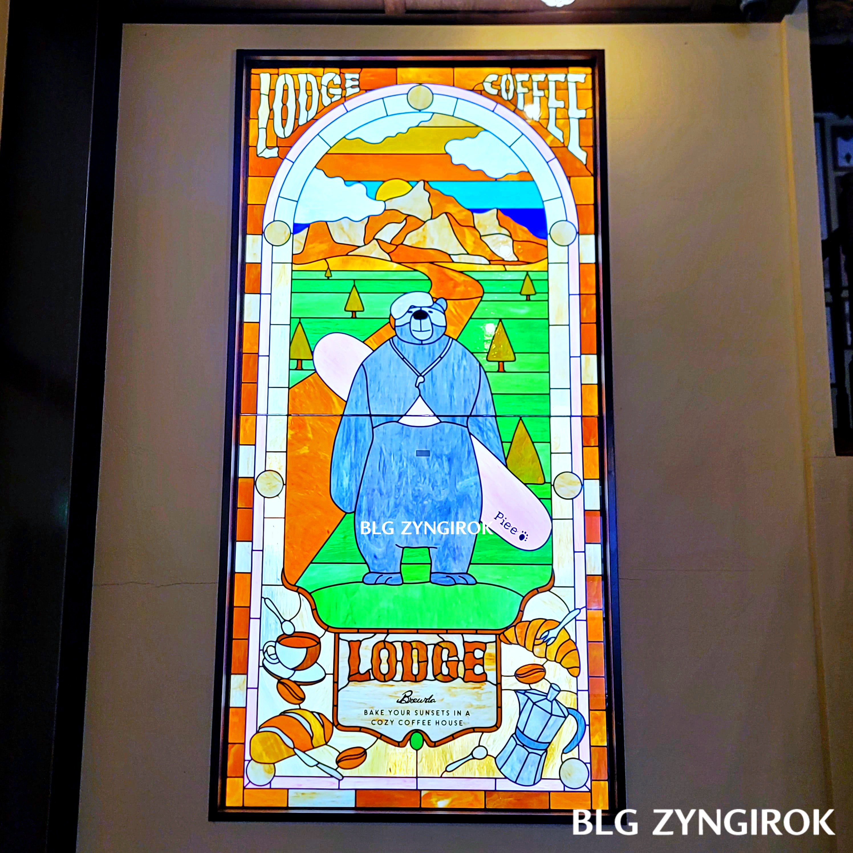 양주 카페 럿지 LODGE 스테인드 글라스 모습이다.