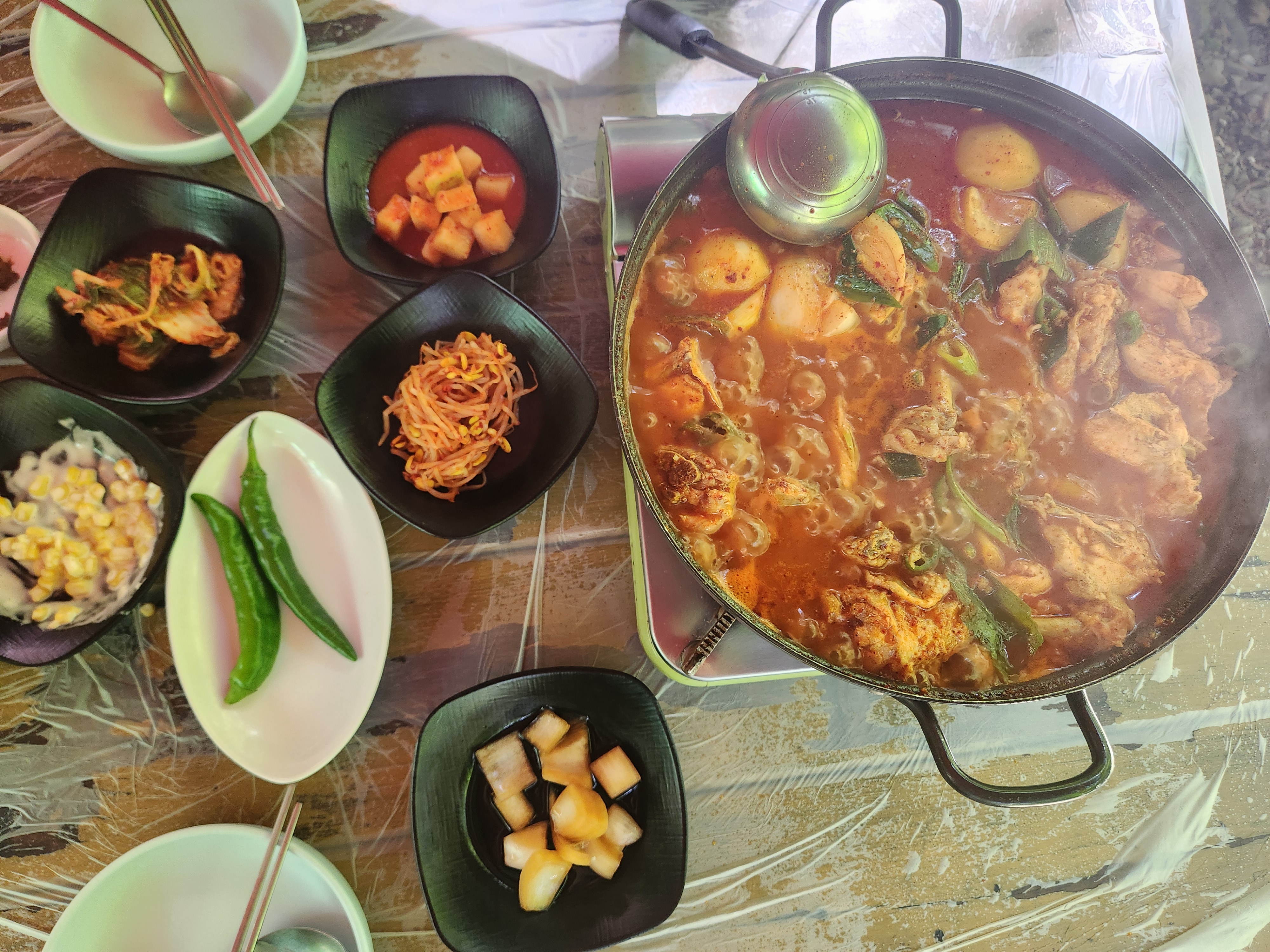 닭볶음탕이 끓고 있는 모습_콘샐러드와 김치 등 밑반찬