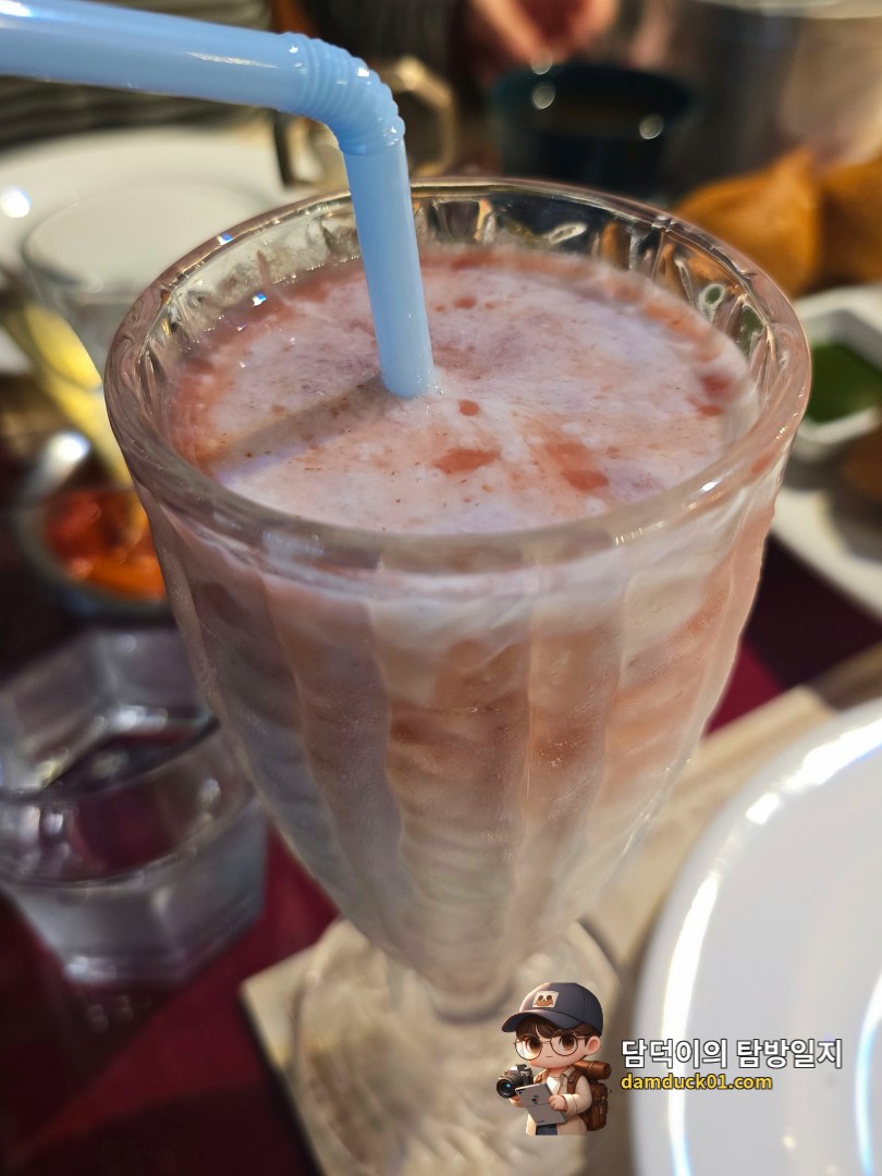 딸기 라씨(Strawberry Lassi)