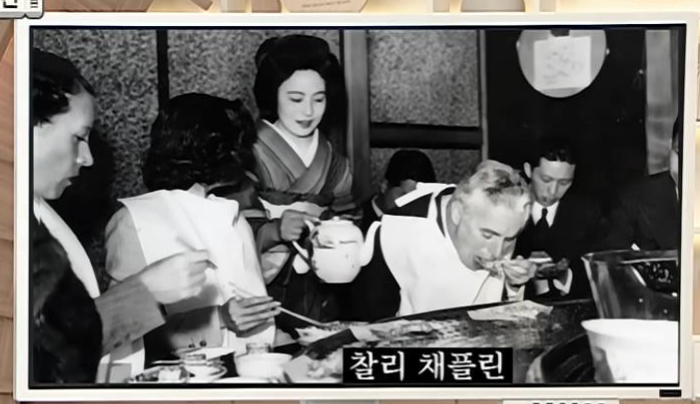 튀김 시식중인 찰리 채플린