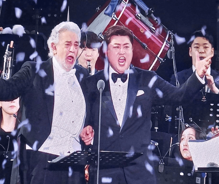 무대에서 공연 중인 김호중