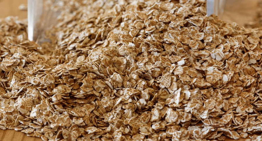 오트밀로 만든 시리얼이 쌓여 있다