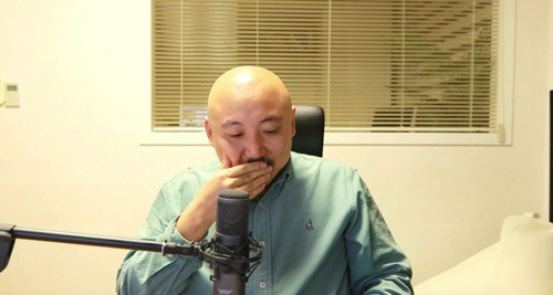 웹툰 작가 주호민이 자신의 아들을 정서적으로 학대한 혐의로 1심 재판에서 유죄 판결을 받은 특수교사 건과 관련해 당시 고소 사실이 알려진 후 몰아친 여론의 질타가 괴로웠다고 심경을 전했다. 위 사진은 지난 1일 특수교사 A씨의 유죄 판결 직후 주호민이 인터넷 방송 트위치를 통해 심경을 밝히는 모습. [사진=트위치]