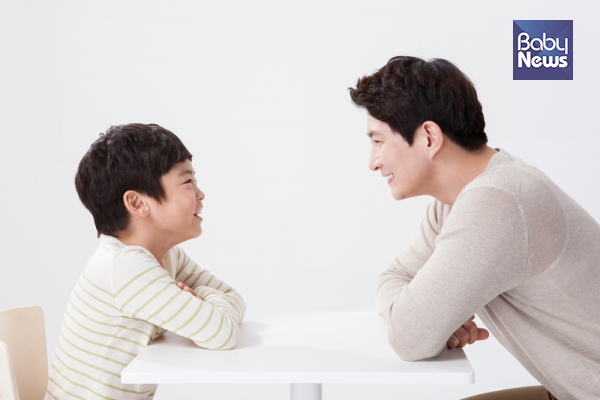 아빠와 즐겁게 대화하는 아이