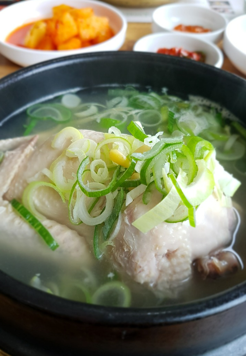 삼복에 먹으면 좋은 음식 중 대표적인 보양식 삼계탕