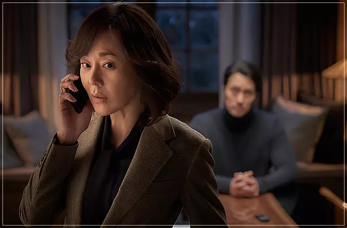 영화-자백-전화를-받고-있는-양신애-변호사