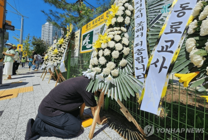 대전 초등학교 동료 교사의 오열하는 모습