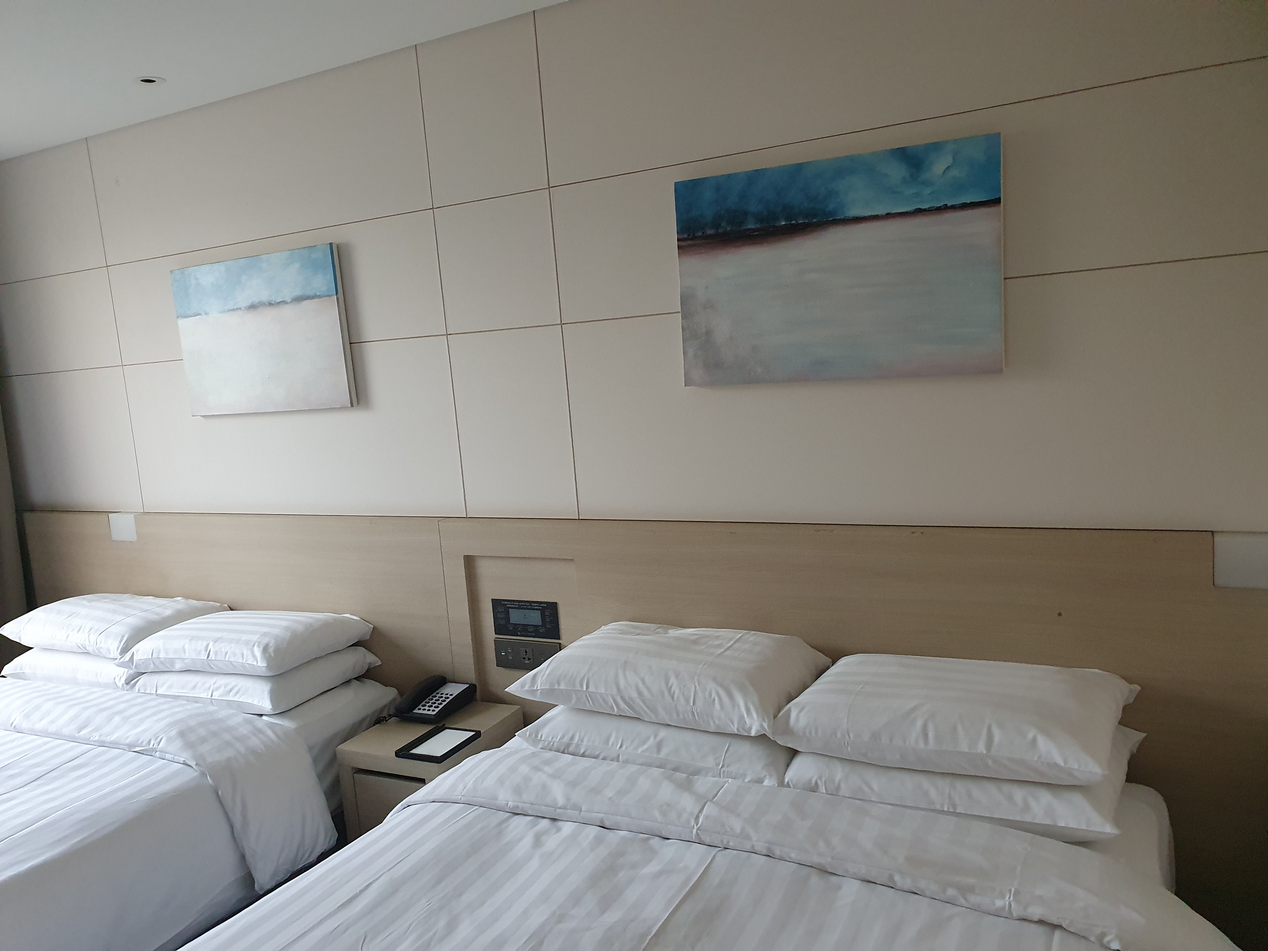 제주 호텔 더본 액자가 바닷가를 연상시킴