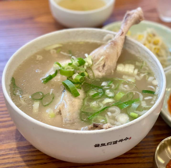송파 줄서는 닭칼국수