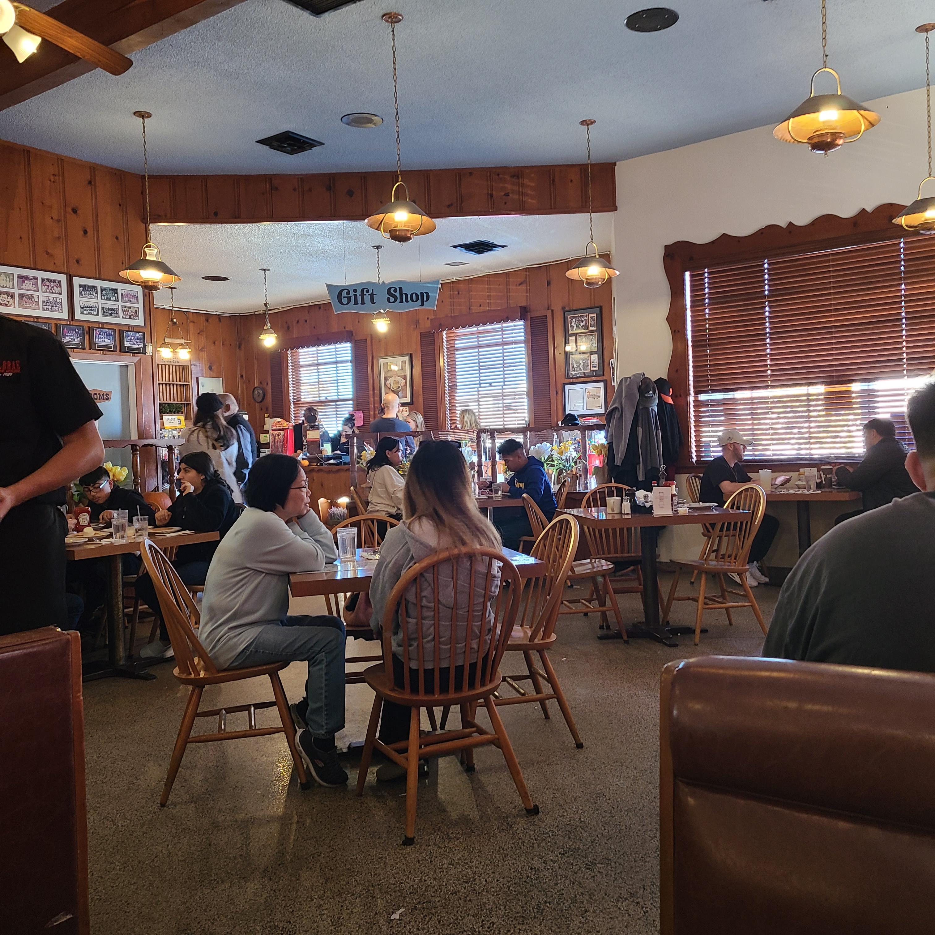 오두막 느낌의 인테리어와 기프트 샵