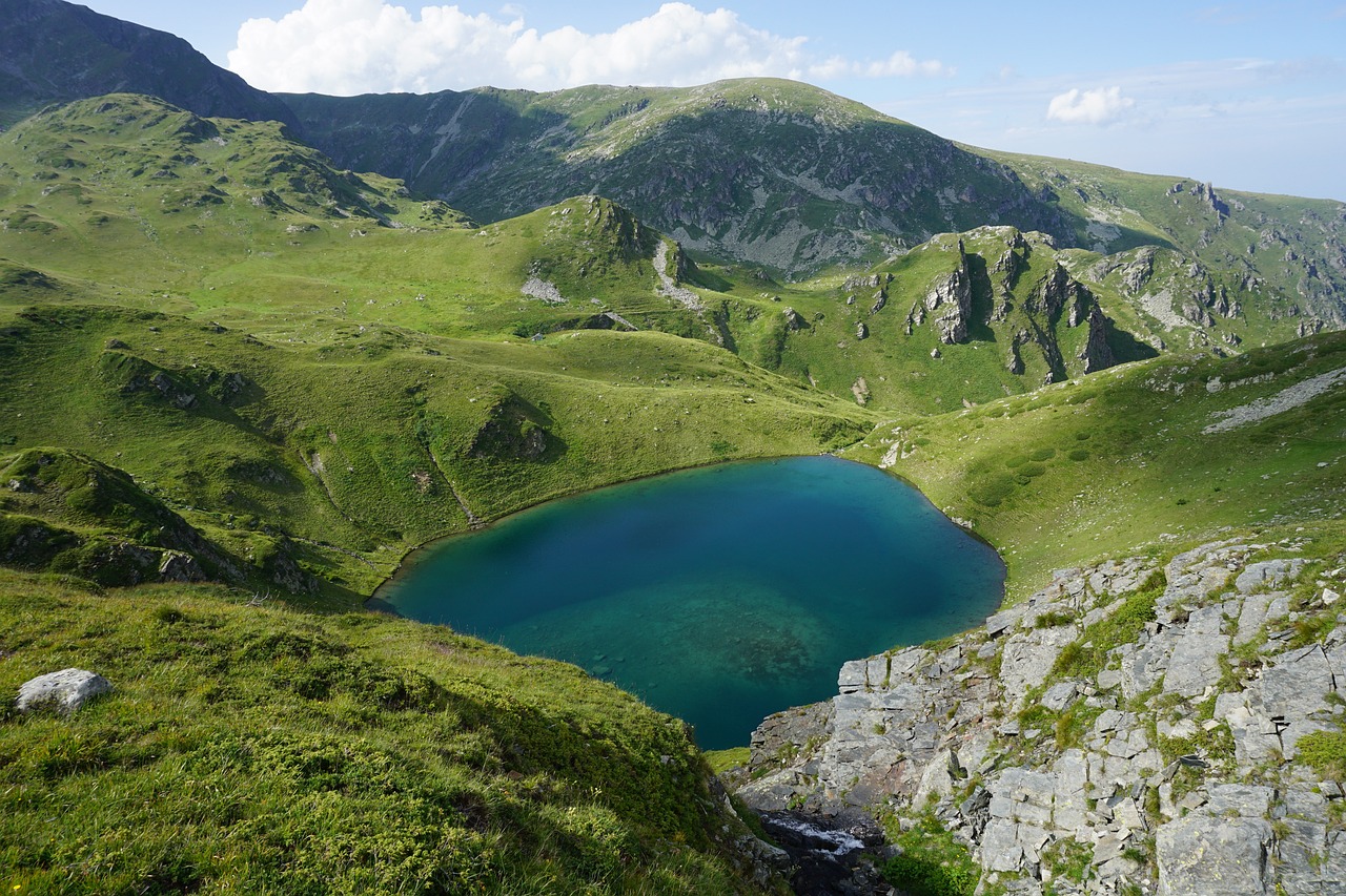 불가리아 릴라 산맥과 칠성 호수 중 하나