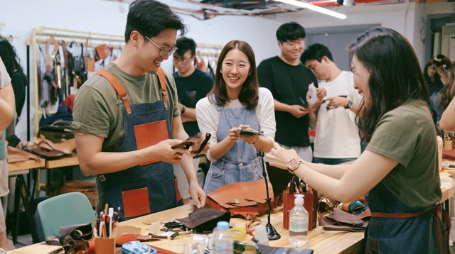 가죽 색상을 고르는 사람