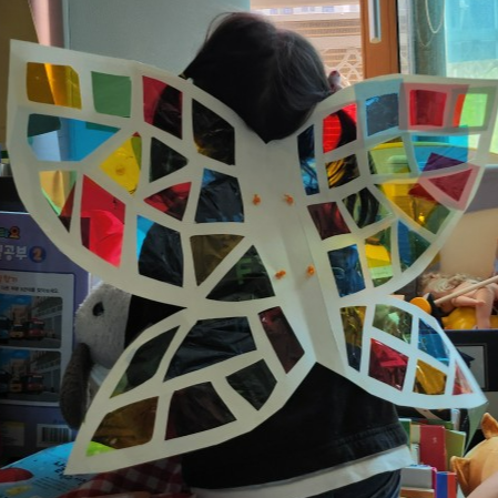 종이를 오려 만든 나비 모양