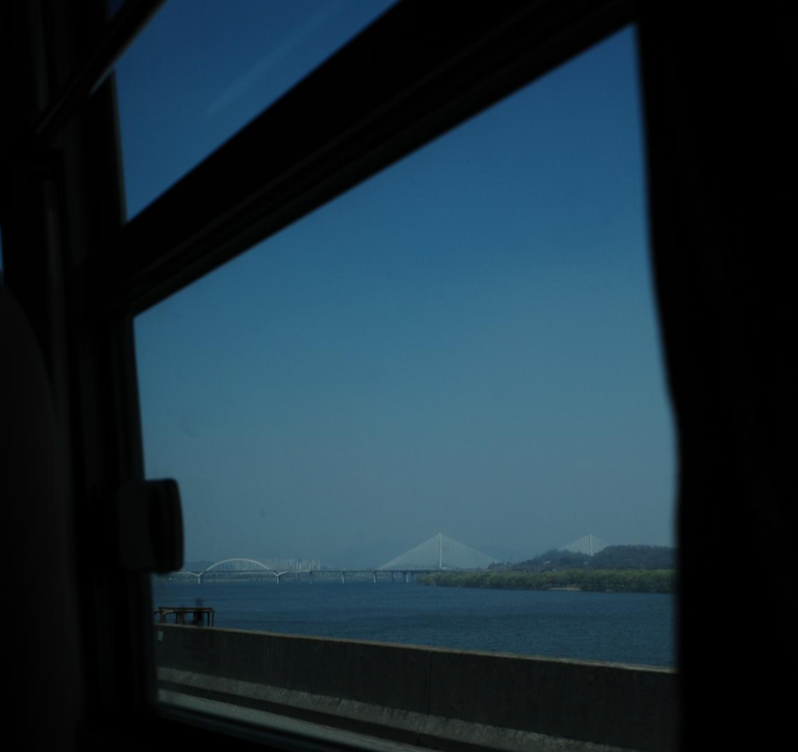버스 안에서 찍은 한강 사진