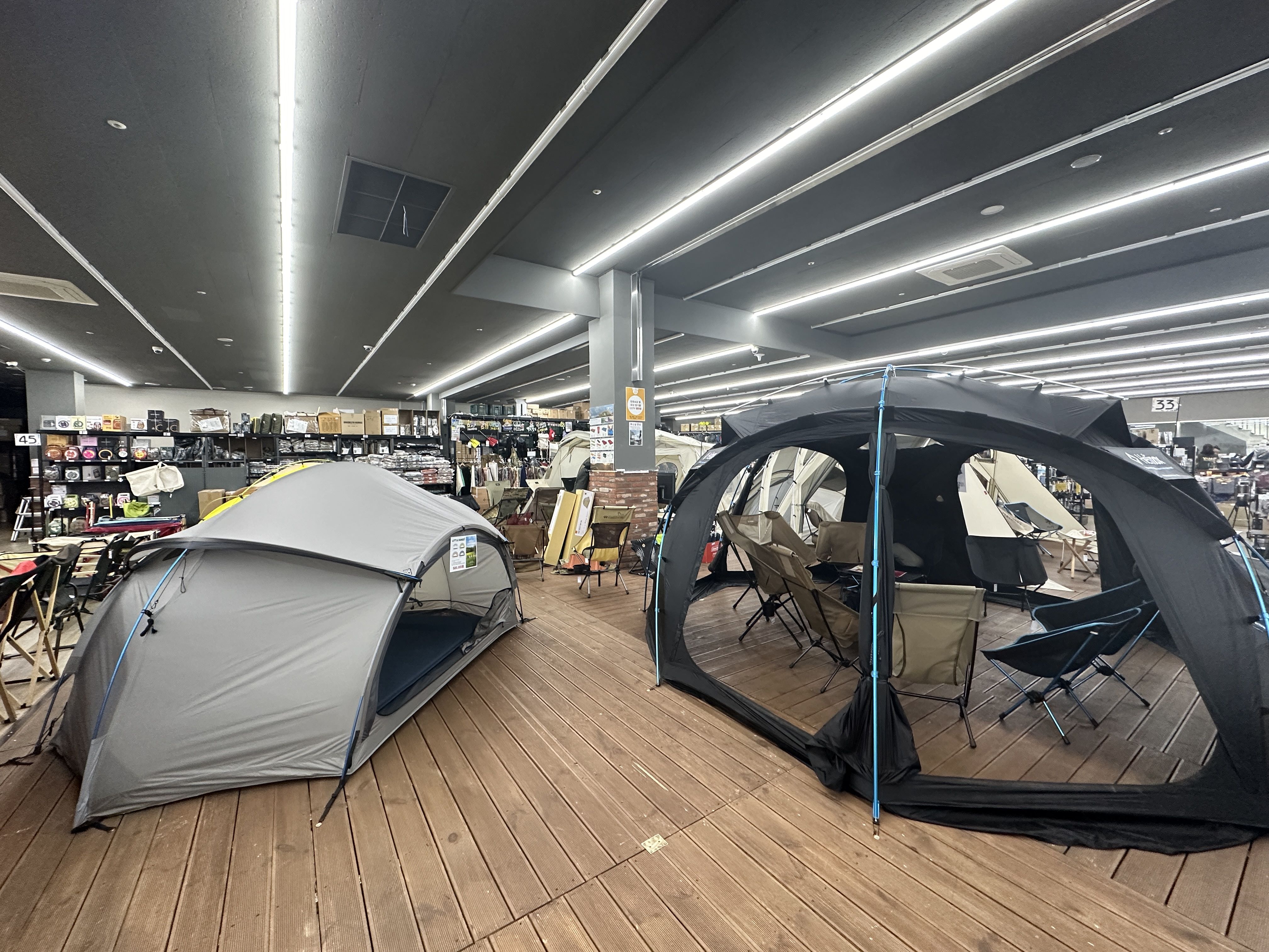 매장 중앙 텐트