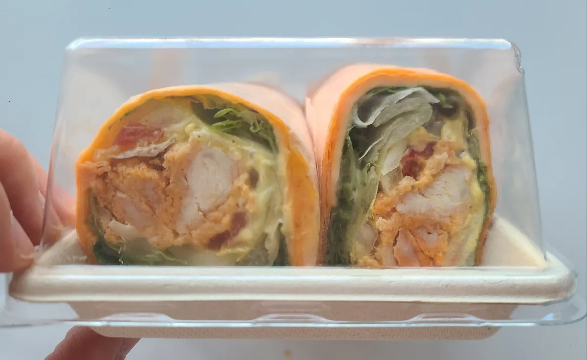 던킨도너츠-치킨텐더랩샌드위치2개단면모습