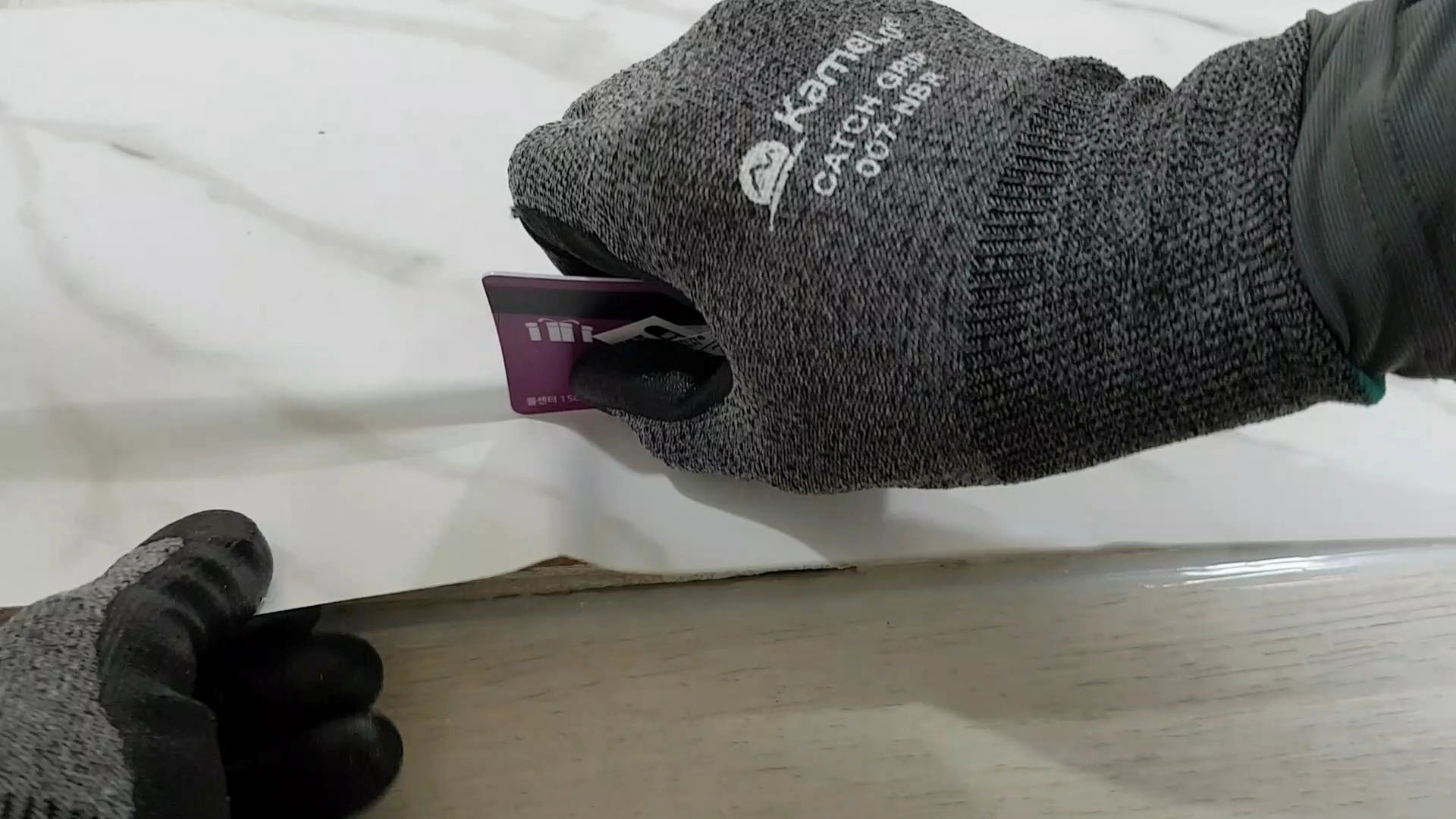 시트지 모서리 붙이는 모습