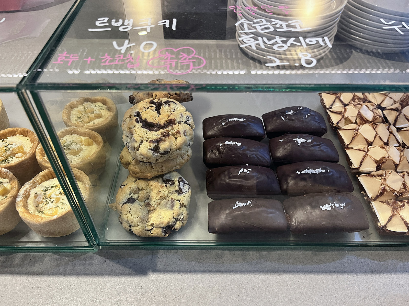 부산 남포동 카페 신창동커피 쇼케이스.