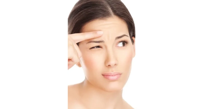 눈썹뼈에 손을 대고 눈을 떠보는 여성